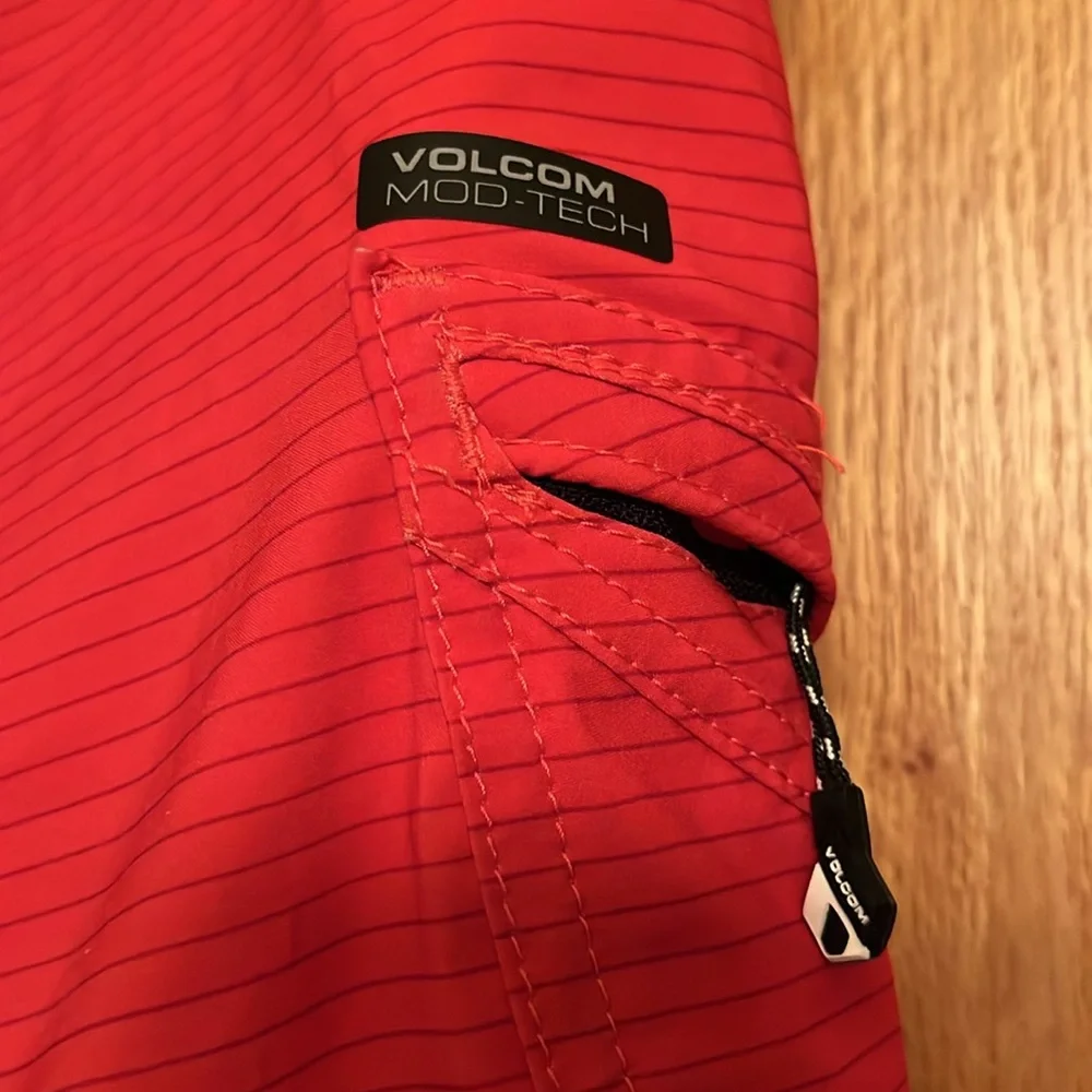 Volcom size 28 Small Mod-Tech red black 10” Liberate Lido board shorts LIKE NEW
